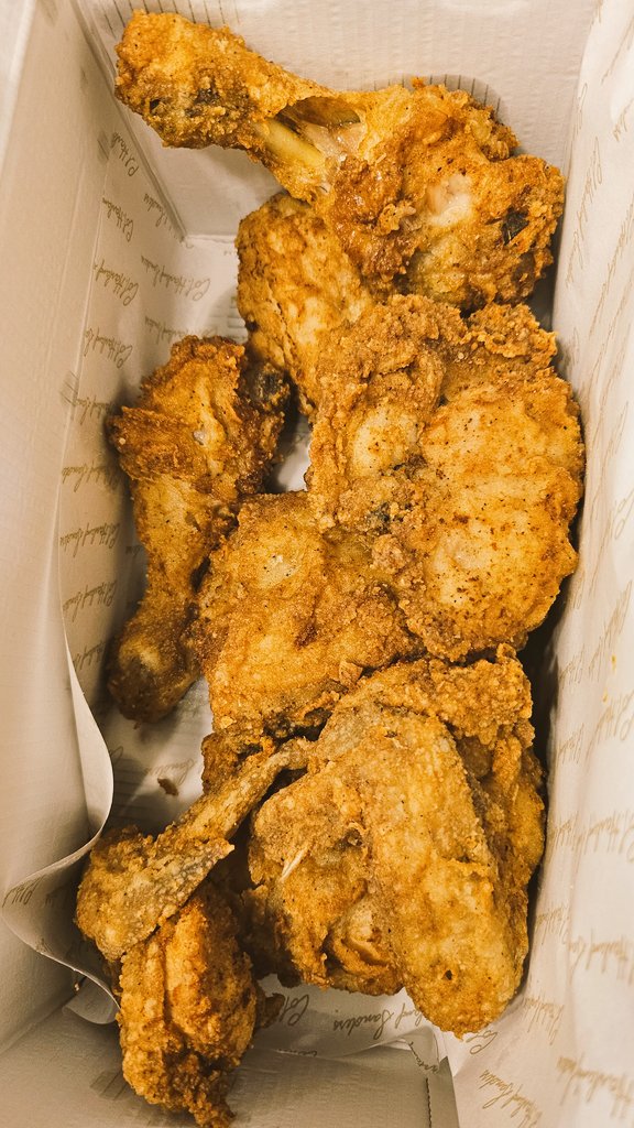 이게 무슨 치킨일까요? 
맞추시면 전문가입니다.