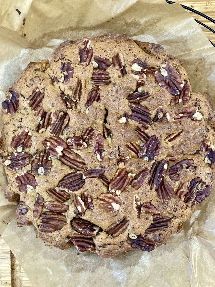 feetoutetrien's tweet image. Oui bonchourr c’est l’automne j’arriiiiiiveuhh!!! Kesstuvafer? 🍁👀
Alors je vais dégainer 1 poulet blotti de @Owiowiiii dans son dernier livre #ChaudFroid et au cas où ça suffit pas je relance d’1 cookie à partager du #GateauDontTuEsLeHero et voila 😏🔥