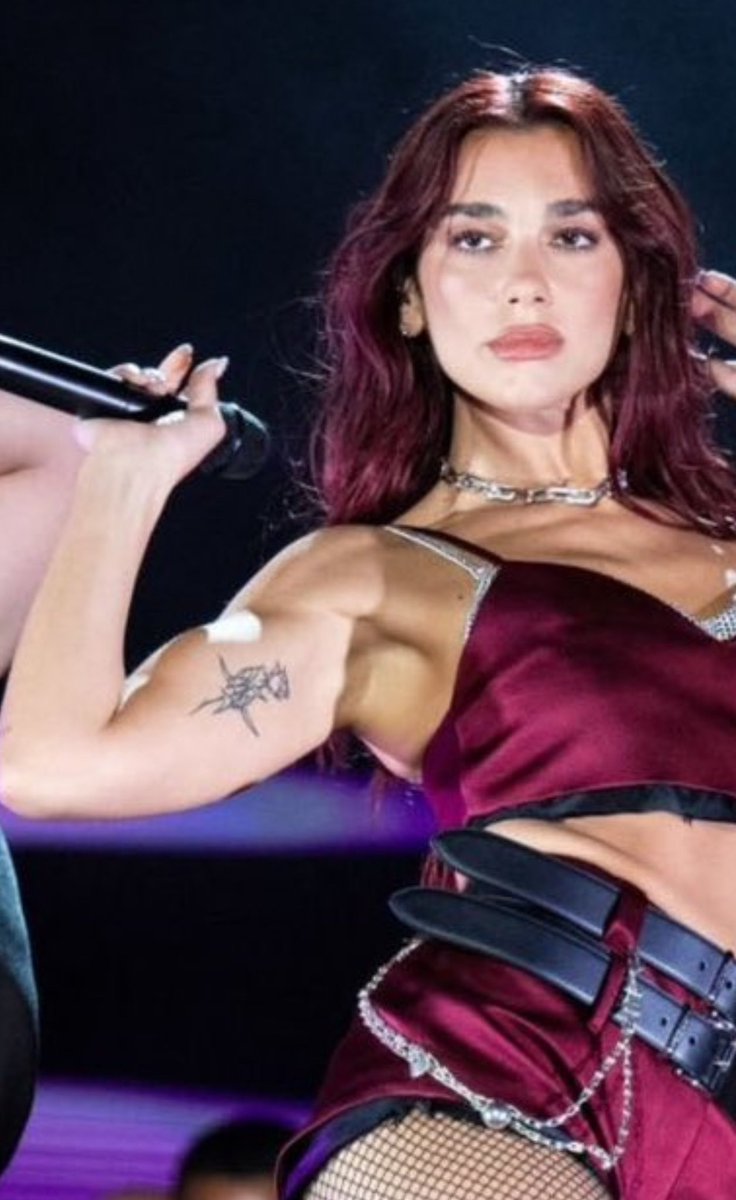 tkowdeluxe's tweet image. HER MUSCLES??? oh sis has been working OUT
