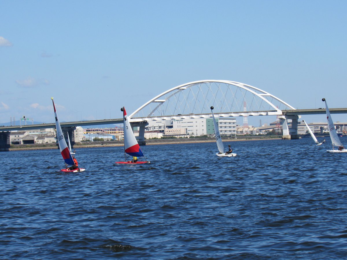 OHDC's tweet photo. しかし、実際には風が90度から130度までふれたため、コース設定が非常に難しく、選手の皆様にご迷惑をおかけしましたことを、お詫びいたします。

���やかな海面と風の中で、4レースを実施し、大きなトラブルもなく無事にレースを終えることができました。 https://t.co/ntCv5Cv0lE