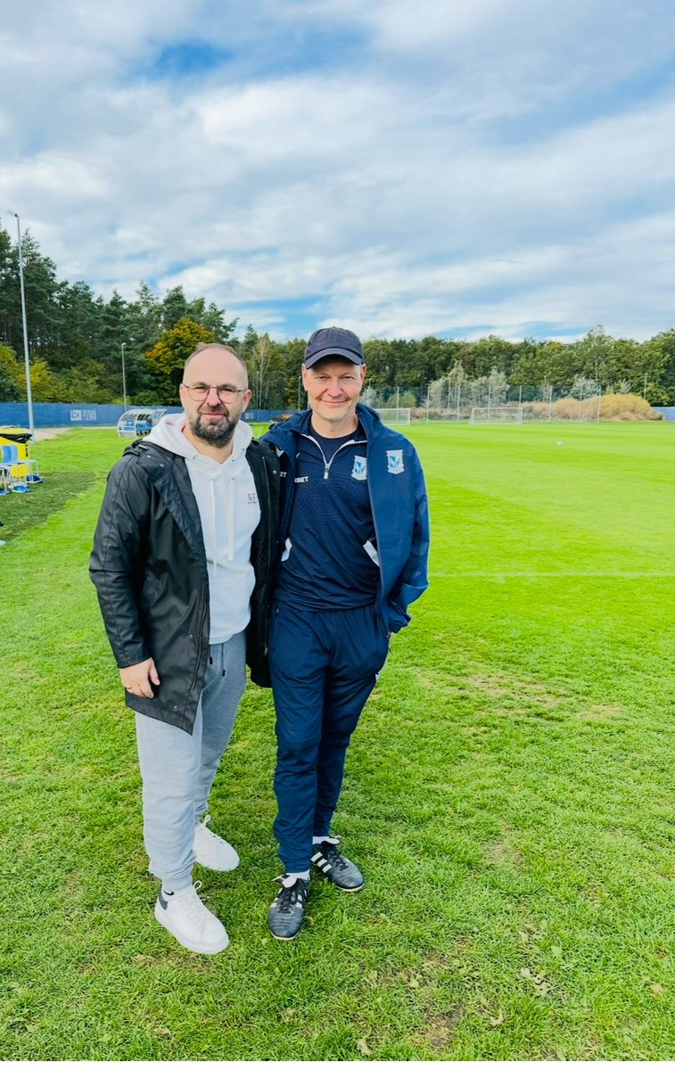 ttworas's tweet photo. Zakończyłem staż w @LechPoznan . Otwartość i życzliwość Trenera Nielsa Frederiksena oraz całego sztabu była na najwyższym poziomie! Kolejna duża dawka wiedzy⚽️dziękuję 🙏😊 https://t.co/kExoDeA9j6