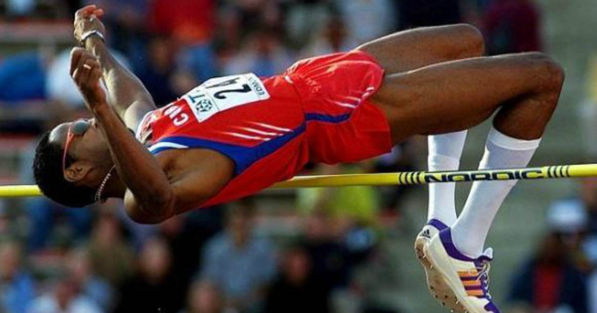 Desde el siglo pasado es el recordista mundial al aire libre y bajo techo. Campeón olímpico en el deporte y en la sencillez, hoy está de cumpleaños. ¡Felicidades, Sotomayor! #CubaInspira
