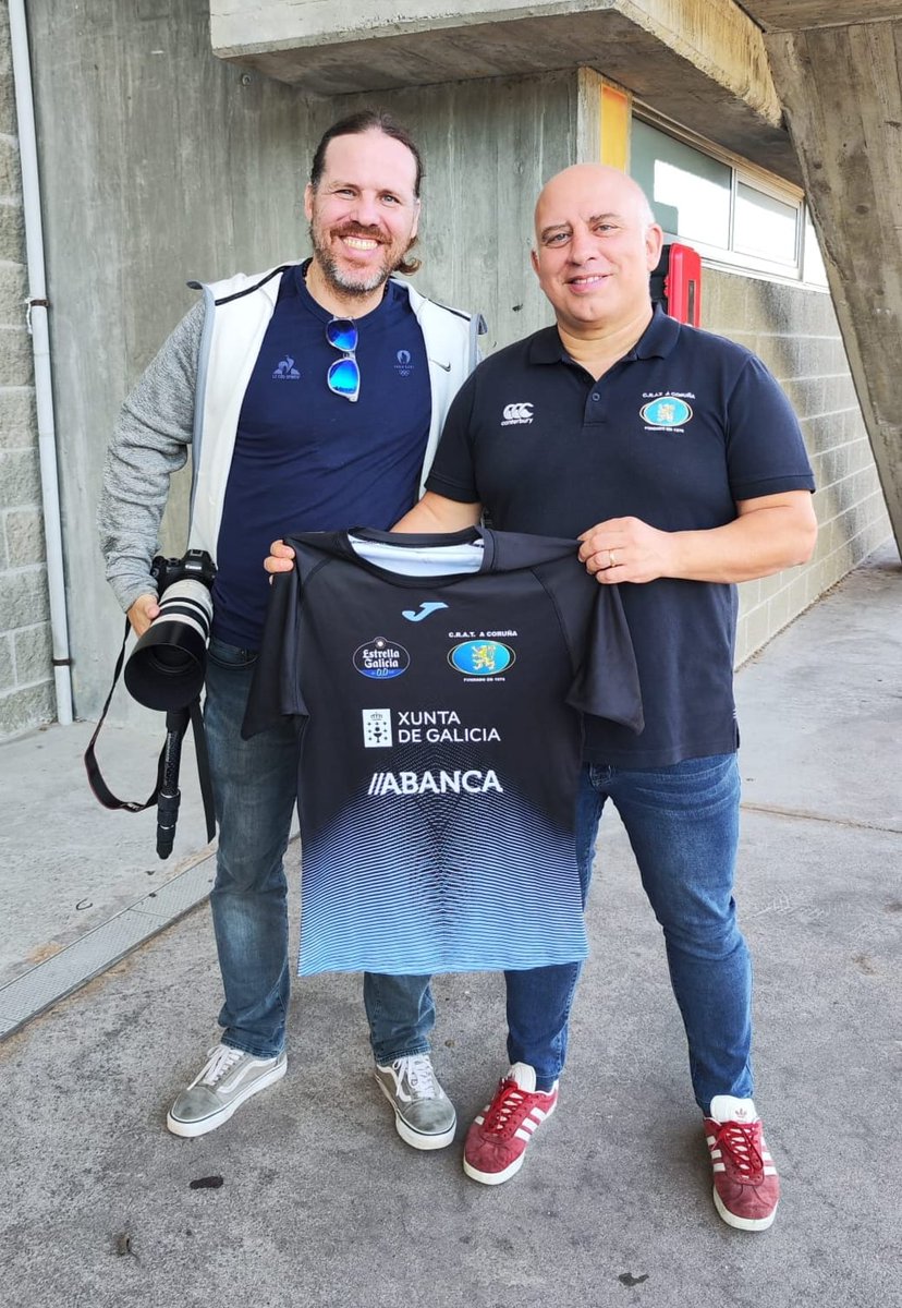 CRAT1976's tweet image. Outro dos fotógrafos incondicionais do rugby feminino é @diegodolan
Hoxe antes do encontro entre o CRAT @rialtacoruna e o @eibarugbytaldea
o director deportivo Humberto Ramírez fixo entrega a Diego dun agasallo pola súa contribución á galería fotográfica do CRAT.

Grazas amigo.