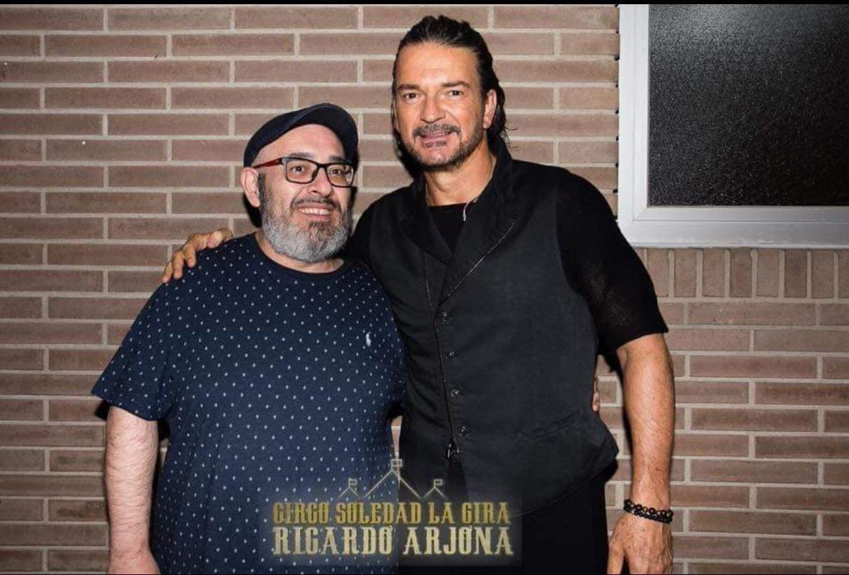 ArjonaSpain's tweet photo. Muchas Felicidades @ertrivi69 El mejor locutor del mundo mundial y el ☀️ de las #EspartanasArjonianas ♥️ Que se cumplan todos tus sueños y que seas feliz hoy y siempre 😘 #TriviTeQueremos #CumpleEspartano #TriviCompany https://t.co/BLKS2gFybH