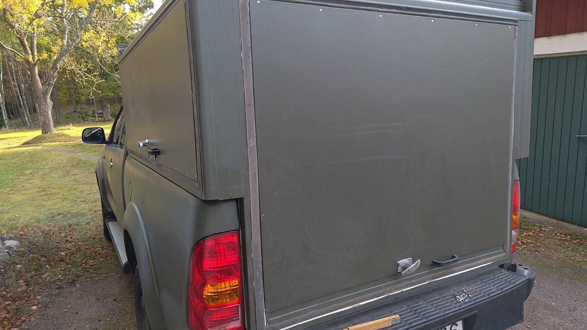 Casevacen närmar sig avresa och leverans till fronten!
Nytt sen sist är: bår och dieselvärmare installerade, grövre kablage till flaket, nya handtag på insidan för att kunna ta sig ut snabbt, samt dekaler 🇸🇪 🇺🇦 
Swisha: 0768606589, eller via auroraaid.eu/donate text: casevac