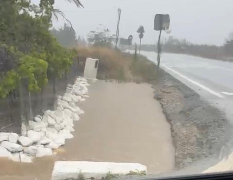 ⚠️ El temporal motiva dos actuaciones de la Brigada de Carreteras en Jerez.  

👉🏼Han sido intervenciones de limpieza. 
👉🏼La red provincial no ha precisado cortes de circulación por el momento.