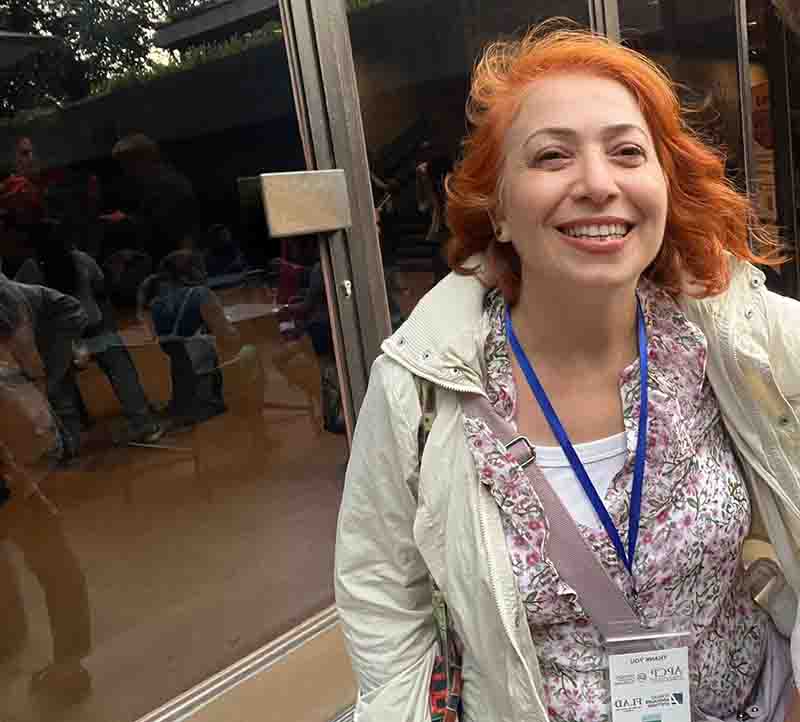 Selda Tuncer: Neden Feministim?
"Önümüzdeki yüzyılın ne kapitalizmin ne de patriyarkanın sonunun olacağına dair en küçük emare yok; aksine ikisi de gittikçe daha vahşi bir hal alıyor."
"Bence bütün kadınlar bir noktada ezildiğini, erkekler kadar değer görmediğini bilir, yani