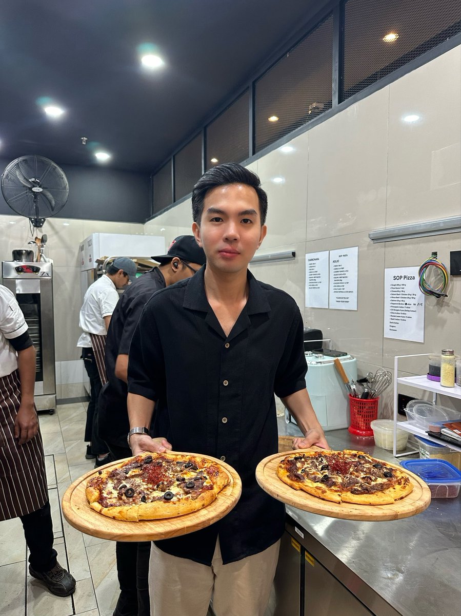 RaffilJamir's tweet photo. Premium wagyu pizza, who says no? 😮‍💨

Get your wagyu pizza now at Bienz Wangsa Maju. Promo for 1 wagyu pizza (11inch) RM88, 2 pizza for only RM150. https://t.co/h0ZzNy917l