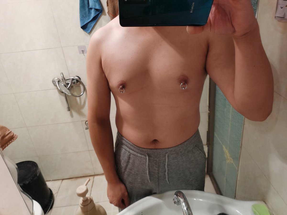 yang59249849's tweet photo. pa豁口了，现在戴金属尿管锁，锁到10月31日，乳环也扩到左三右四了，在teamlock上投票加锁期17号结束。 https://t.co/ye9bDku7wN
