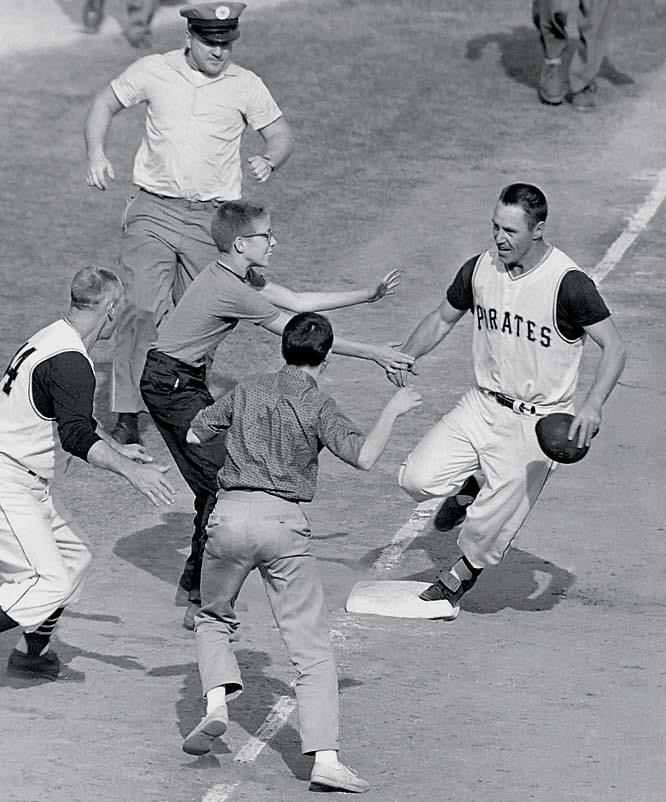 BeautyOfAGame's tweet photo. 🔥⚾️📷 In this classic photo, Pirates 2b Bill Mazeroski is greeted by fans at 3rd base after hitting a walk-off homer in Game 7 of the 1960 World Series, #OTD in 1960.
#BaseballPhoto #SportsPhoto #BillMazeroski https://t.co/Cox6lWT3dP