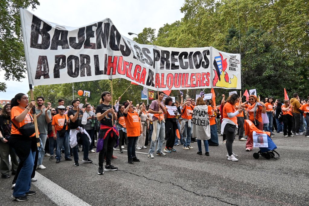 cgtzonasur's tweet photo. VIVIENDA | Exito de movilización Manifestación #13O por la #Vivienda 

#Madrid será la tumba del rentismo!

Salimos a la calle junto a nuestras compañeras de @InquilinatoMad @InquilinatoMSur 

#SeAcabó! #BajemosLosAlquilires
Ministra dimisión! https://t.co/9oq8eS7DP5