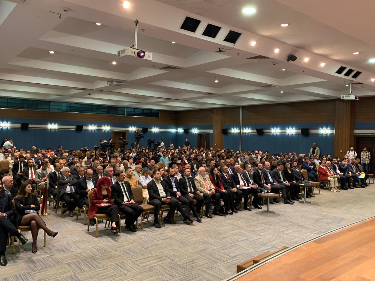 “Bir gün olur yılda ayda
Birleşiriz hep Altay’da
Güz ayında kurultayda
Başı börklü han görünür…”

Dizelerini okur dururdum. Artık her güz, Türk milliyetçileri Ankara’da buluşacaklar. Bu geleneğe alışın, sevin, bu geleneği yeni asra taşıyın.