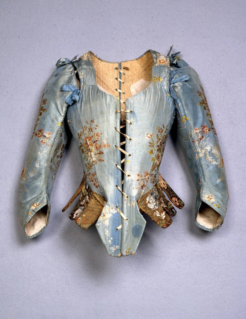 kateStrasdin's tweet photo. It resembles a piece of armour, this mid #18thcentury bodice, a self supporting structure made to hold and protect the soft body within. Perhaps that is exactly what it did, allowing the wearer to present a solid if silken front to the world @MuseoStibbert #fashionhistory https://t.co/RsVGQI7xYa