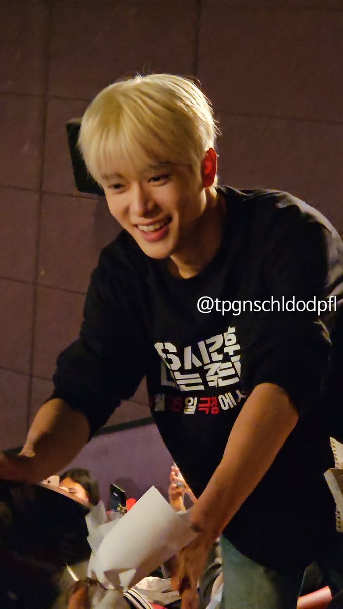 저 연예인을 엄청 많이 본 사람이지만 정말 실물갑입니다. 정재현씨.
잘생긴 거 축하드려요. 진심으로.