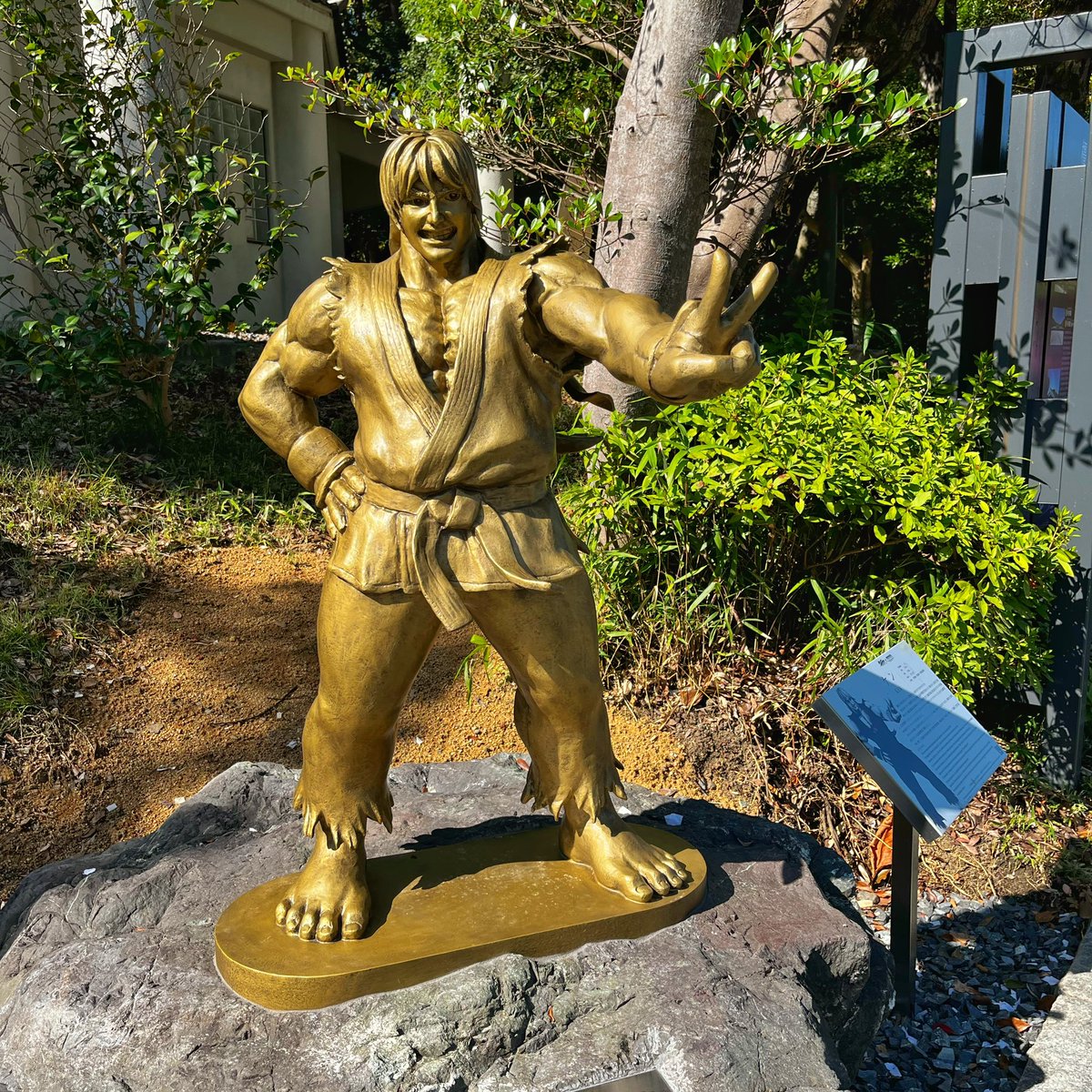 橿原神宮前で、ピースしてる銅像発見！1人で行ってなかったら、銅像の