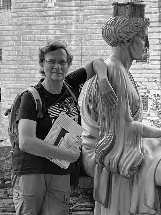 La communauté éducative, les élèves @aclille rendent hommage à Dominique Bernard, professeur de lettres, assassiné le 13 octobre 2023 à @villearras. Une cérémonie à son image tournée vers la culture avec chants, musiques, danse, poèmes et art visuel.