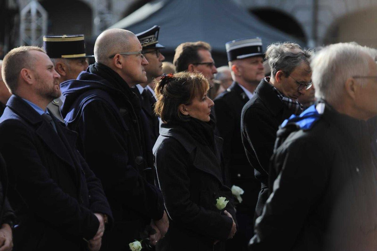 AcLille's tweet photo. La communauté éducative, les élèves @aclille rendent hommage à Dominique Bernard, professeur de lettres, assassiné le 13 octobre 2023 à @villearras. Une cérémonie à son image tournée vers la culture avec chants, musiques, danse, poèmes et art visuel. https://t.co/JYPENgBwYk