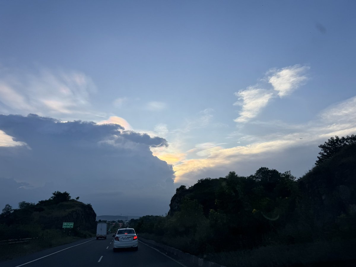 sanjay0630's tweet photo. Strange light in sky Pune Nashik highway #strangelight #skylight https://t.co/NESGp9cHUX