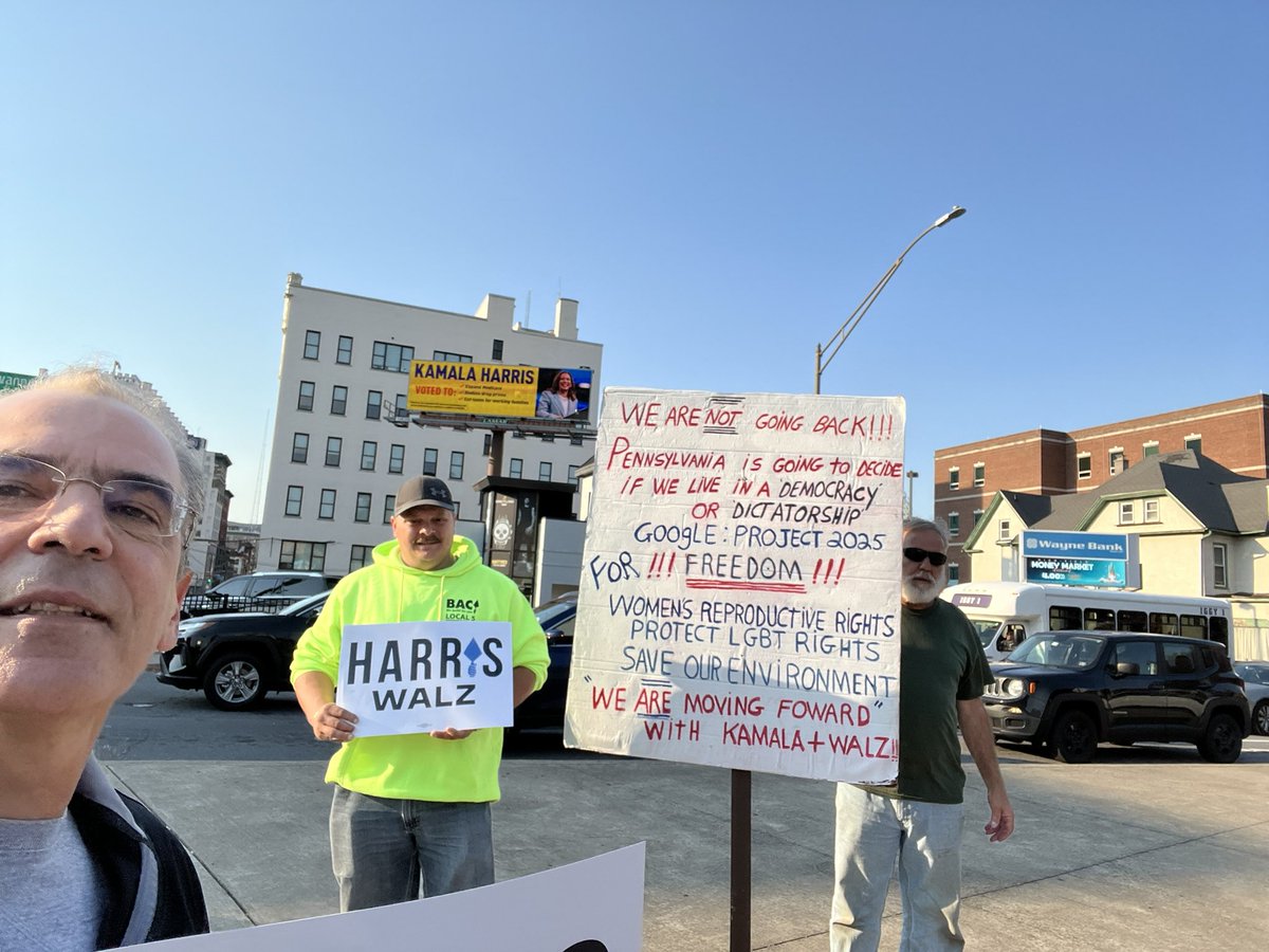 Strong positive responses for <a href="/KamalaHarris/">Kamala Harris</a> on the streets of Scranton, PA with <a href="/IUBAC/">Bricklayers & Allied Craftworkers Union</a> PA 5. #UnionStrong