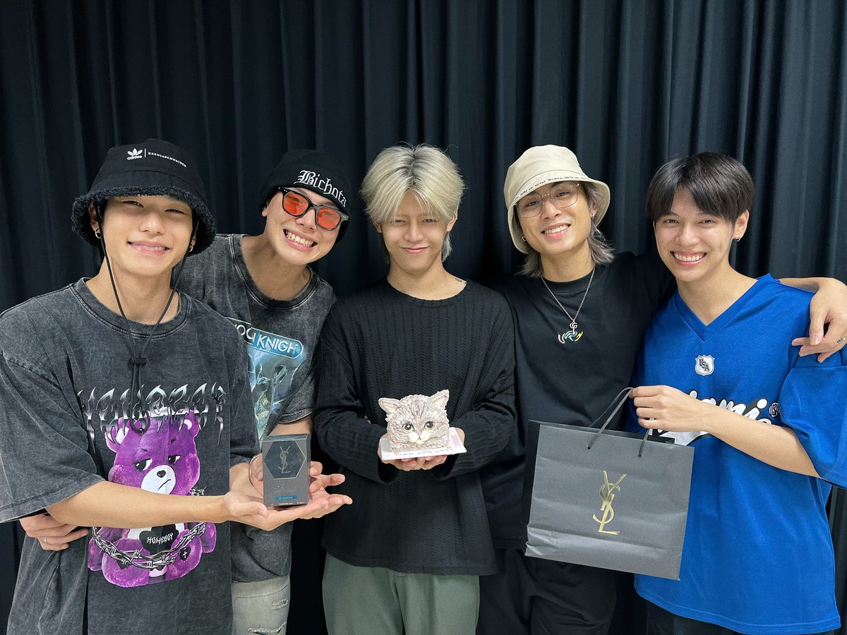 phum_xti's tweet photo. ขอพูดถึงเจลเลอร์ Laz1 หน่อยนะ เจลคือคนที่เป็นแรงบันดาลใจในการต่อสู้และพัฒนาตัวเองให้พี่มาตลอด อาจจะไม่ใช่เมนคนแรกแต่เจล คือ กำลังใจที่โครตพิเศษสำหรับพี่คนนี้ เจลเก่งมากนะ เป็นพี่ชายของวงที่ซัพพอรตน้องๆในวงและในวงการt-popที่ดีมากๆพี่เชื่อว่าเส้นทางของเจลต้องเติบโตไปอีกแน่นอน https://t.co/ARu1QDHifZ