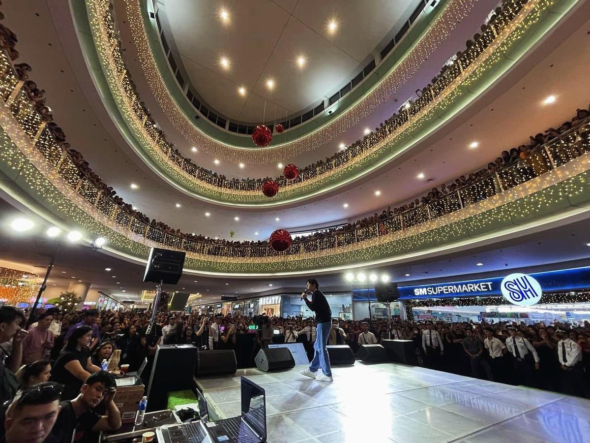 riseartistsph's tweet photo. #AljonMendoza serenaded the crowd at SM Dasmariñas for #HelloAgainTour 🥰

Stream Aljon's single ‘Panghabang-baby’ and see y'all in cinemas this November 13 for #HelloLoveAgain 💘 https://t.co/b0pj0oZz9L