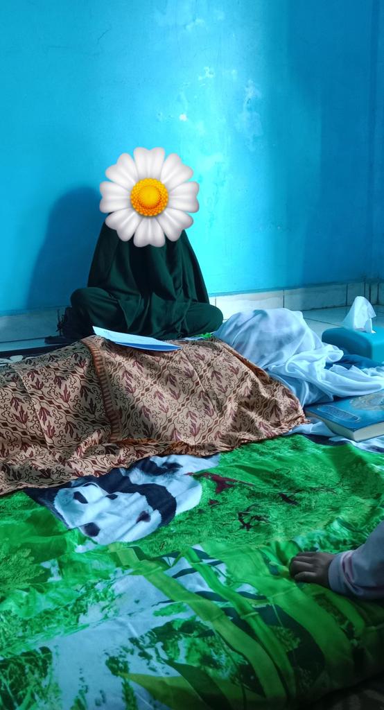 eightyeightbae's tweet photo. Innalilahi wa innailaihi rojiun. Omku meninggal pas selesai sholat qobliyah subuh di mesjid. Beliau setelah sholat sunnah udah ga enak perasaannya, jadi nyandar ditembok. Ga lama sesak napas terus meninggal🥺 semoga kita semua meninggal dalam keadaan menjalani kebaikan, aamiin🙏🏻 https://t.co/h75gWg4sxT