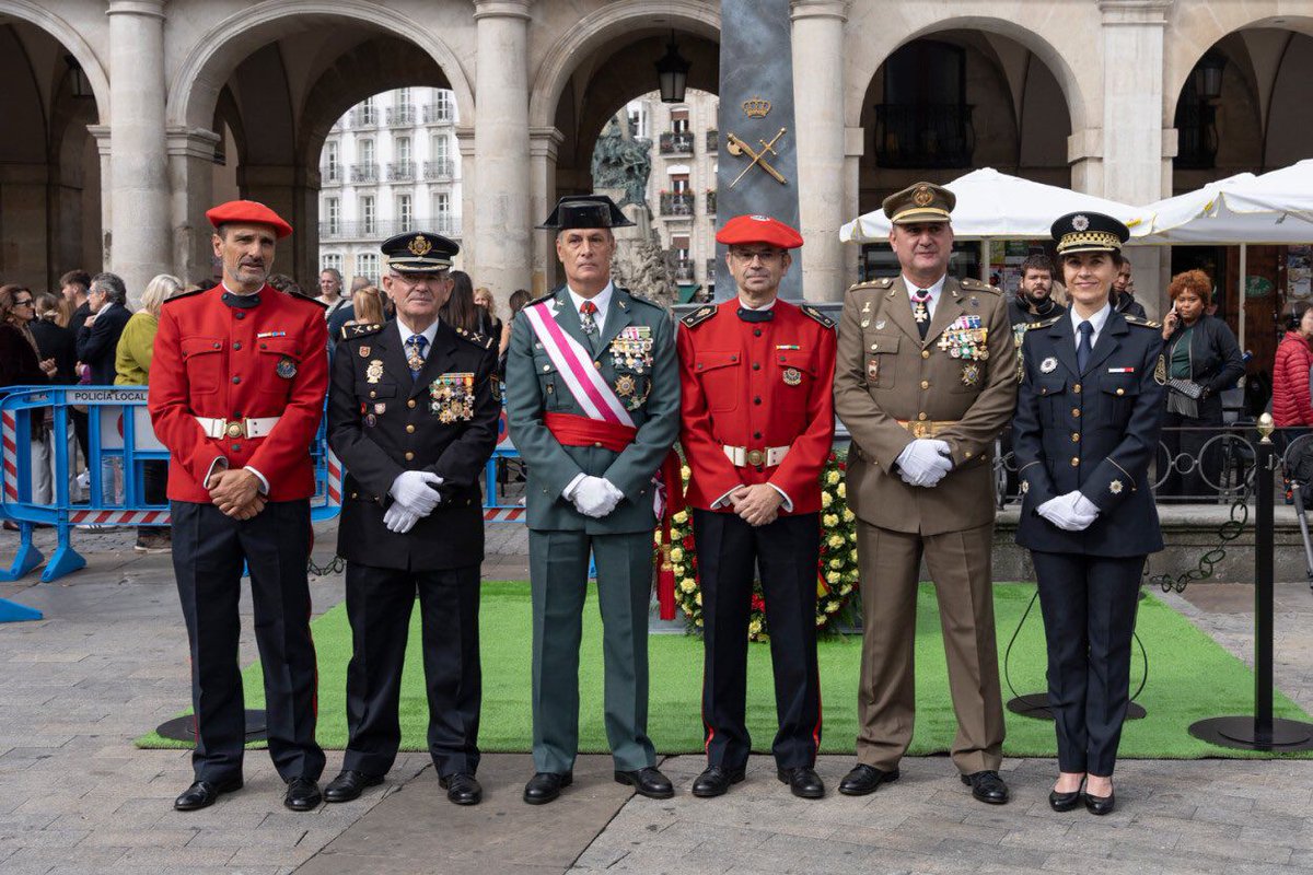 Borrokaz's tweet photo. Gorriz jantzita dauden agintari errepresibo horiekin ezin daiteke beste polizia eredurik egin. Euskal Herriak behar duen zaintza ereduan ezin daiteke zipaiorik egon....
Zipaioak desegin!!! #Disolucion https://t.co/5N6mdnBdnK