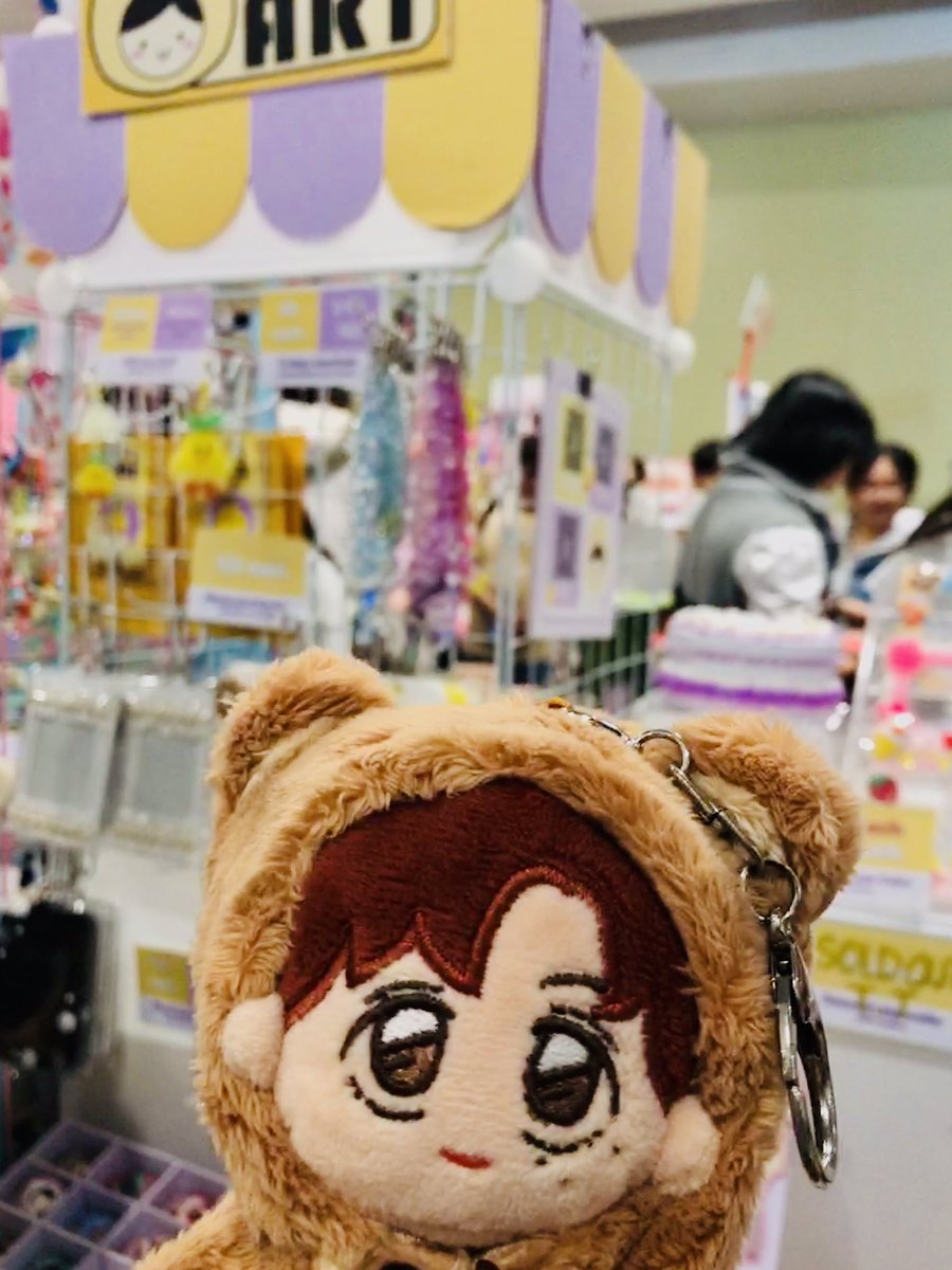 Shienashinxoxo's tweet photo. Napaatras talaga ako pabalik dito. 
Kasi antagal ko nang naghahanap ng Hello Kitty inspired cahol.

Thank you so much @mochimecart ~❤️
✨ Ang cutie! 😭

#KomiketOctober #Komiket https://t.co/GfKwUmejjN