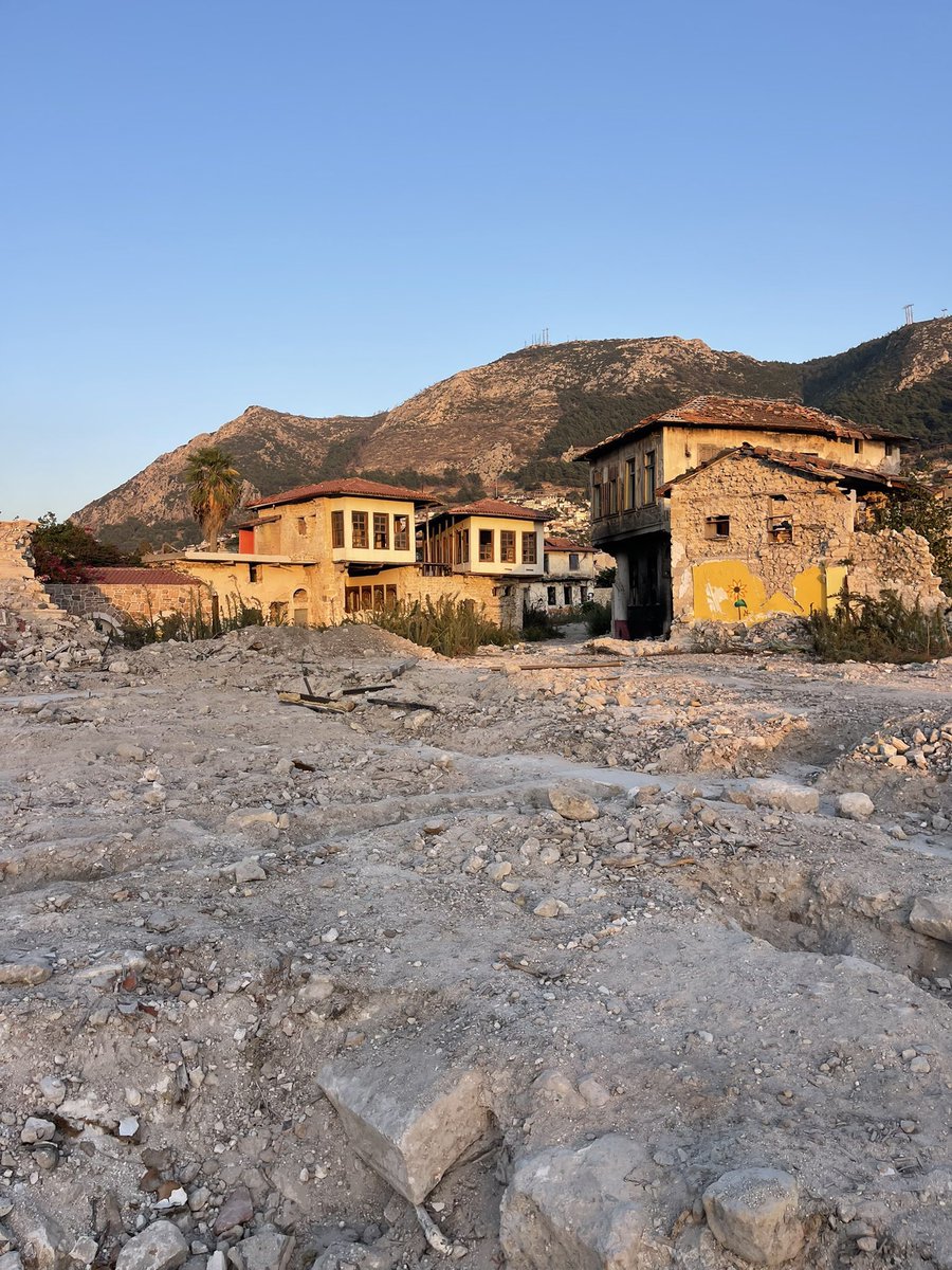 Hep aynı soru 
Nasılsın ?
Hep aynı yalan 
İyiyim işte…

#Antakya