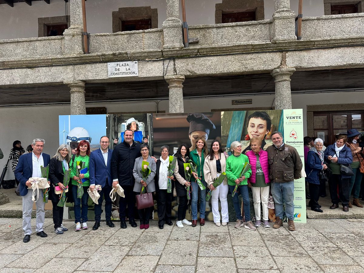 dipusalamanca's tweet photo. 👩🏽‍🌾👩🏻‍💻👩‍⚕️Qué importante es el papel de la mujer en el entorno rural‼️ Acompañamos a @damajuanasguinaldo en la celebración del I Encuentro de Asociaciones de Mujeres Rurales que se ha celebrado en 📍#fuenteguinaldo https://t.co/fBWytuOZDA