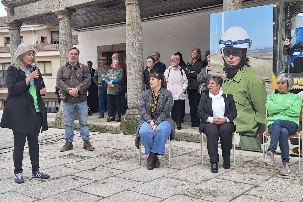 dipusalamanca's tweet photo. 👩🏽‍🌾👩🏻‍💻👩‍⚕️Qué importante es el papel de la mujer en el entorno rural‼️ Acompañamos a @damajuanasguinaldo en la celebración del I Encuentro de Asociaciones de Mujeres Rurales que se ha celebrado en 📍#fuenteguinaldo https://t.co/fBWytuOZDA