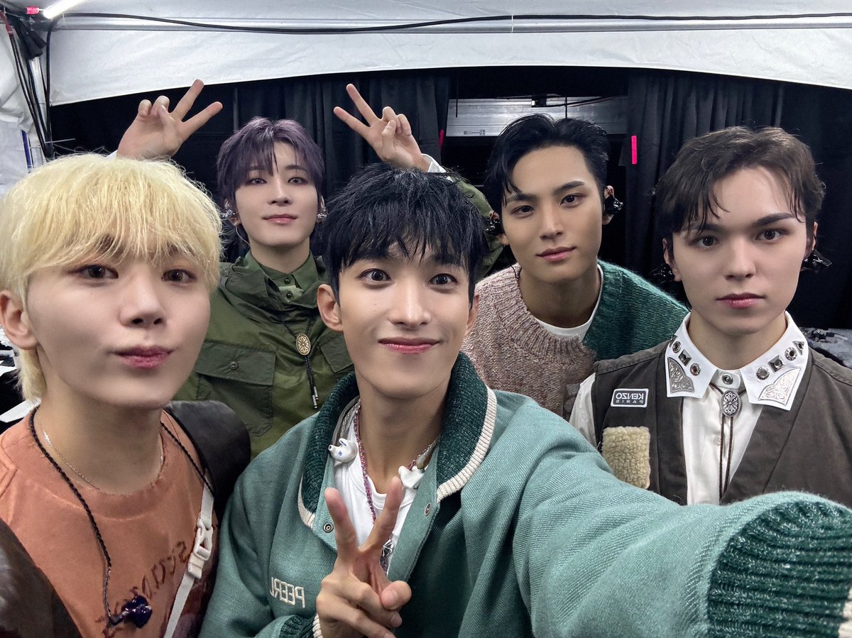 전방에 외칩니다
효자 도겸아 고마워!!!!!!!
원우 너무 이쁘다🥹💜