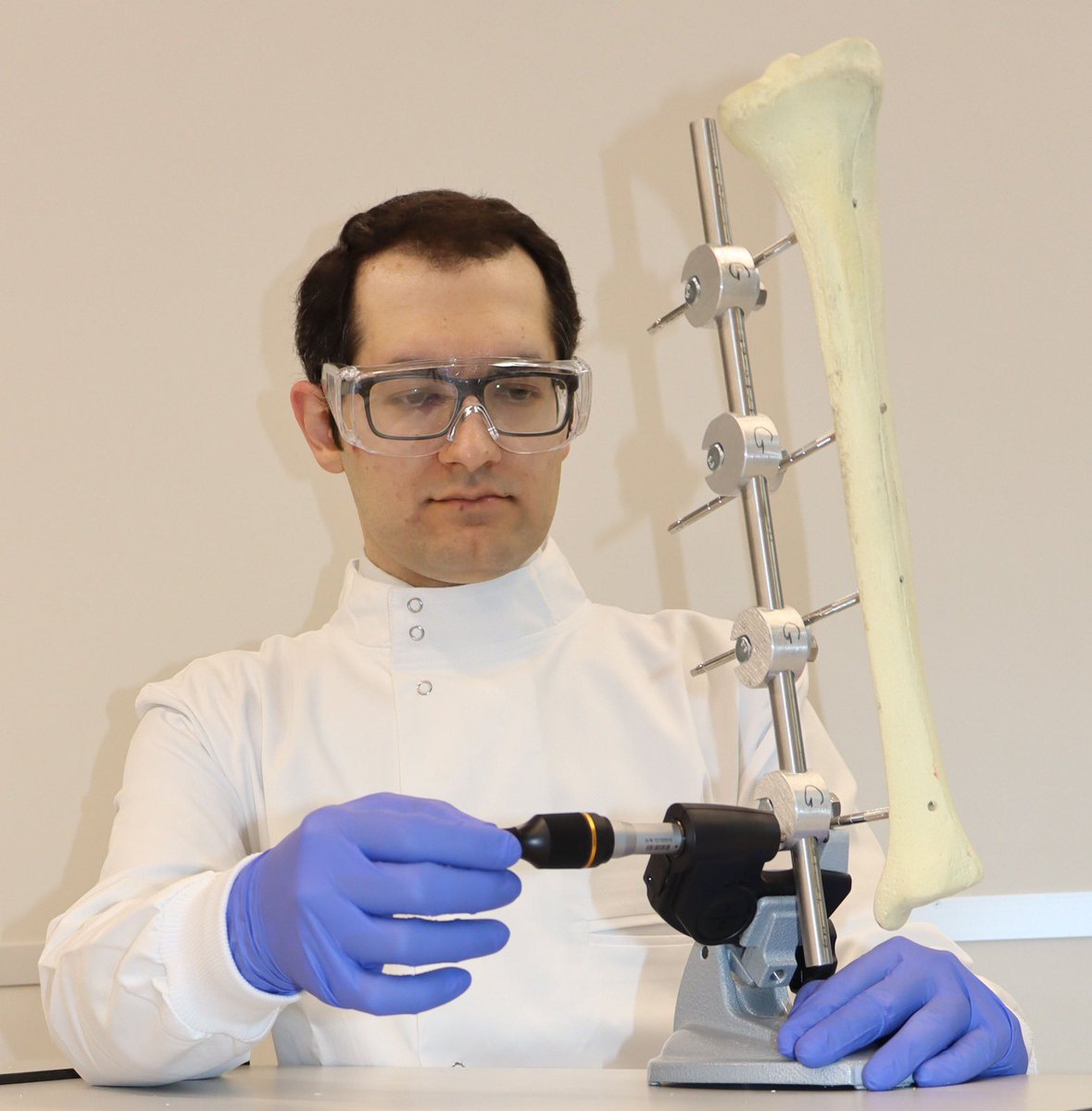 Imperial College London (@imperialcollege) on Twitter photo 🦾<a href="/ImperialBioeng/">Bioengineering</a> researchers are transforming trauma care.
They have developed cutting-edge “bone fixators” - splints that anyone caught in trauma zones can quickly build to save their limbs and their lives.
Find out more 👇 🦾<a href="/ImperialBioeng/">Bioengineering</a> researchers are transforming trauma care.
They have developed cutting-edge “bone fixators” - splints that anyone caught in trauma zones can quickly build to save their limbs and their lives.
Find out more 👇