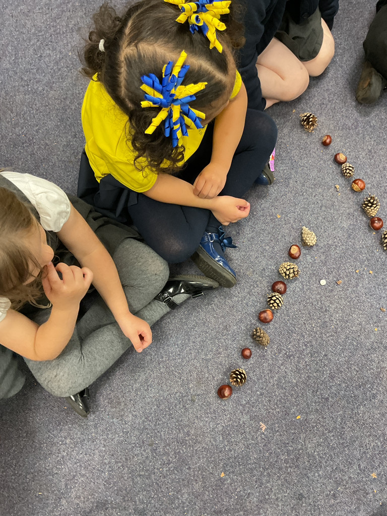 EYFSStMargaret1's tweet image. This week in maths we used all the autumnal treasures we have found to make our own repeating patterns. @WhiteRoseEd #eyfs #eyfsmaths #repeatingpatterns #eyfsprovision #whiterosemaths