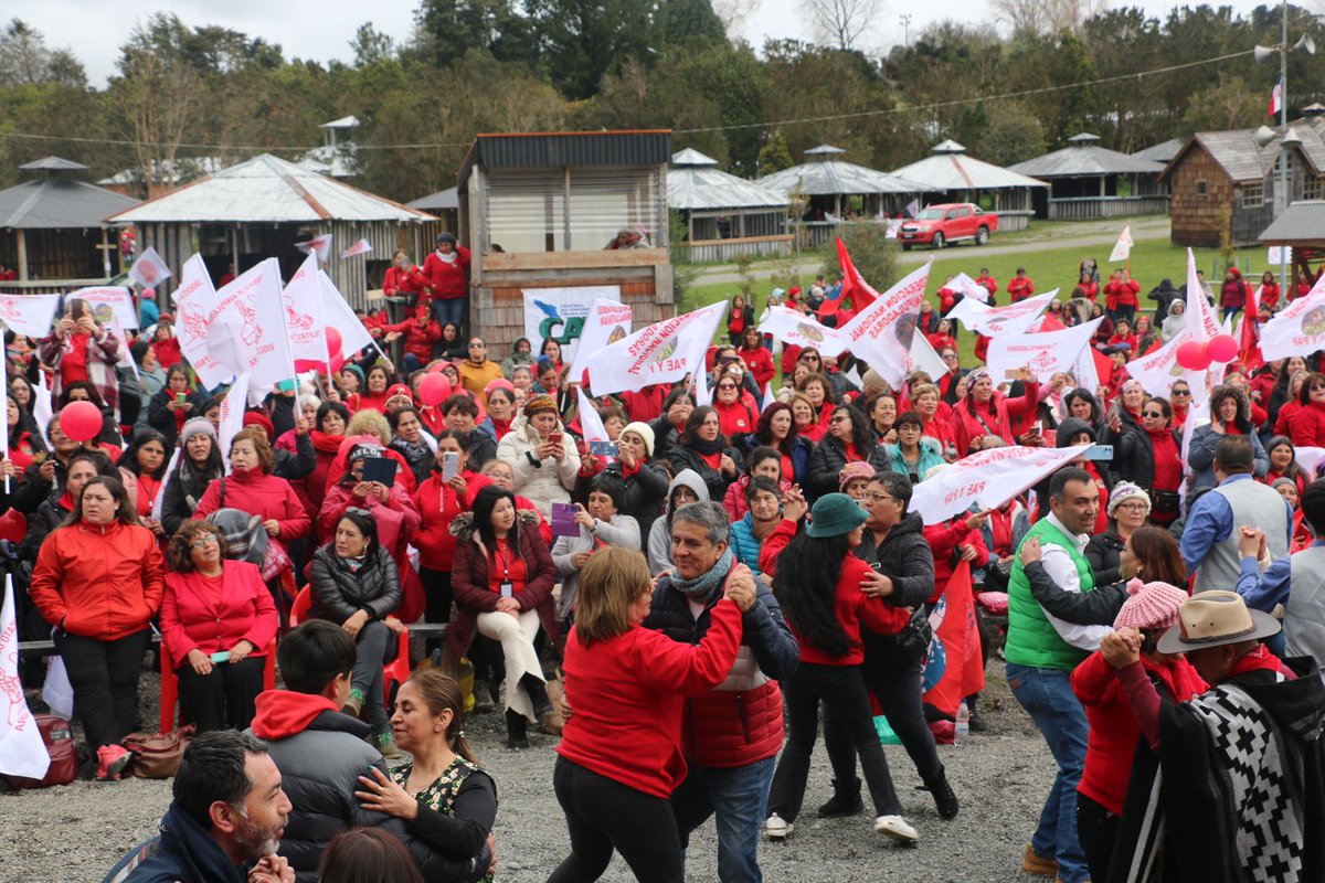 Estuvimos en la fiesta nacional de Manipuladoras de Alimentos en #Castro, Chiloé, donde seguimos sumando apoyo para nuestra propuesta de unidad por el bien de la #RegiónDeLosLagos. #GobernadorRegional
