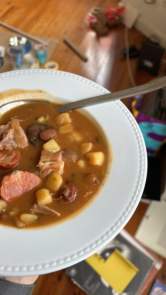 __exausta___'s tweet photo. Só volto a fazer mudanças se o almoço for sopa da pedra https://t.co/1BkwUI4mJN
