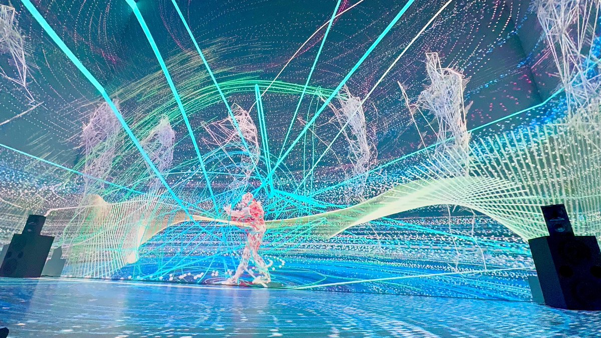 premniket's tweet photo. アレックス・グレイのビジョナリーアートを彷彿させるこの映像作品など3D眼鏡なしで3Dに見えるし、VRヘッドセット無いのにバーチャルリアリティの臨場感が凄い。
壁3面+床の4面スクリーン効果で3Dと錯覚するのだろうか。
可聴帯域外の超低音の爆音���果も凄くて子供たちは歓喜に満ちて踊り出す！ https://t.co/KtKD60QGXU