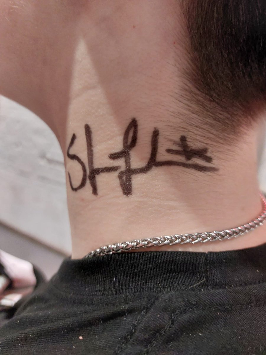 sandpittturtIe's tweet photo. Had nothing to sign so Steve signed my neck - thanks for the amazing evening!! #ghostkid #nürnberg https://t.co/YC2s1Hkln1