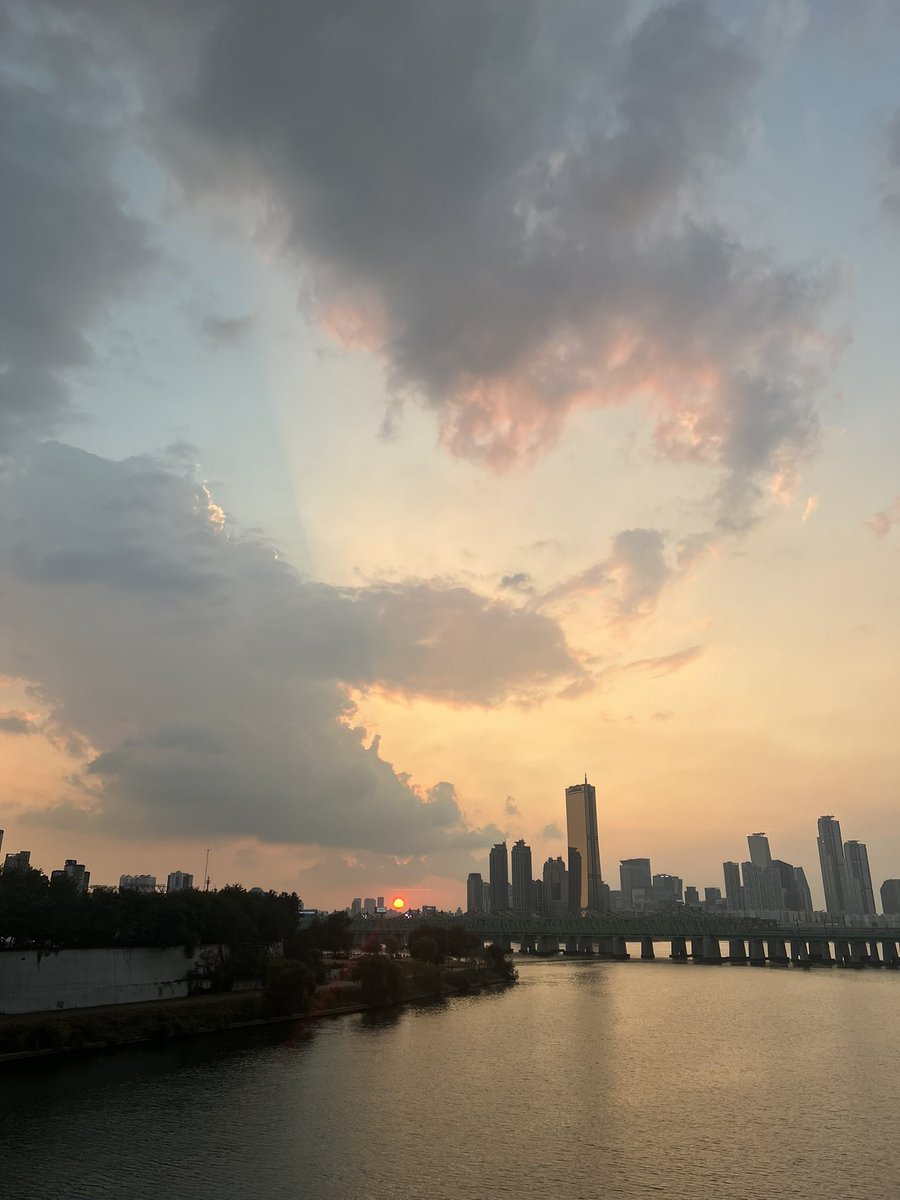 韓国の空をみんなに見せたい！！🌇

ほんとに毎分毎秒変わるから
ずっとみてられる(ꕤ ॑꒳ ॑*)