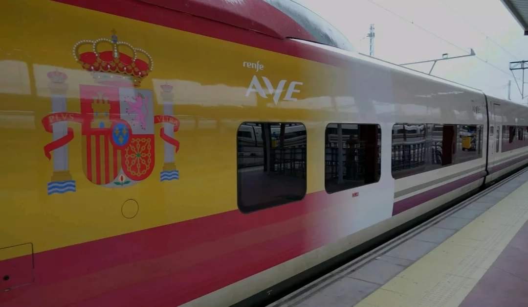 rcauqui's tweet photo. .@Renfe #diadelahispanidad #12octubre https://t.co/vrtq1mDa51