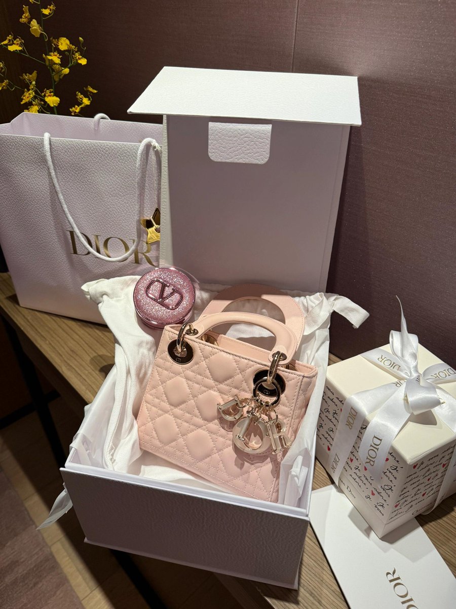 IvandraKakomoL's tweet photo. After buying a wallet, only if it is compatible with it, the wallet will definitely look smart when you hold it yourself.😍 https://t.co/8WRTv5TZoA