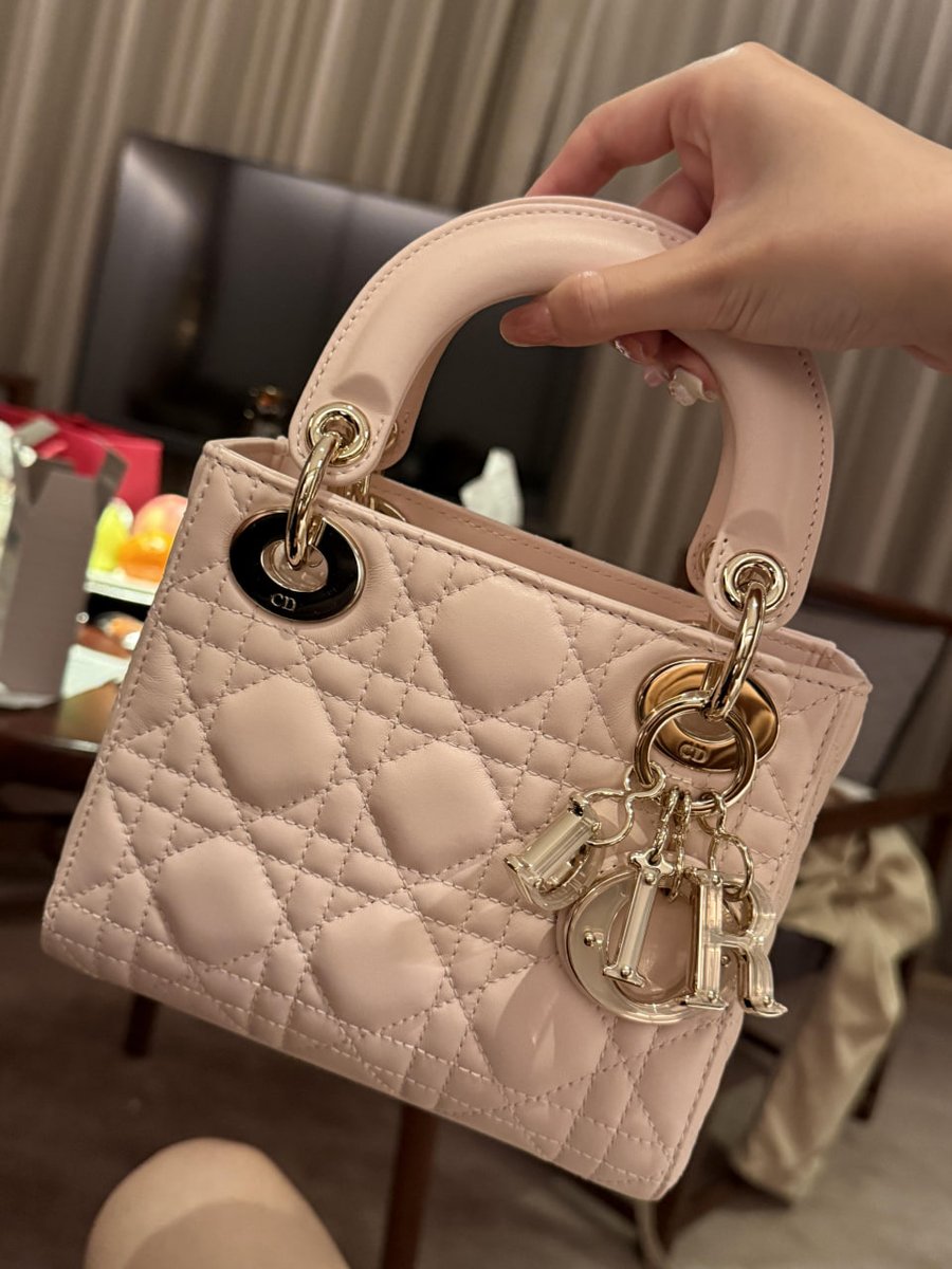 d98kymberly's tweet photo. After buying a wallet, only if it is compatible with it, the wallet will definitely look smart when you hold it yourself.😍 https://t.co/wgwt3KyH5r