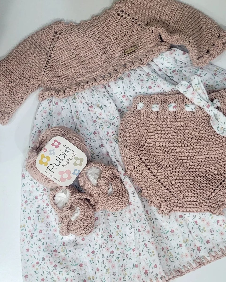 LanasRubi's tweet photo. Finde de lluvia es = a finde de lanas ☔️🧶
Hoy te traemos dos nuevas monadas tejidas con Rubí que nos comparte Mercería El Corte
✨El conjunto más cuco con Rubí Natural
✨Un arrullo imprescindible para la temporada con Rubí Bambino diseño de Maria Isabel Penarosa
#LanasRubi https://t.co/MapWPILIAH