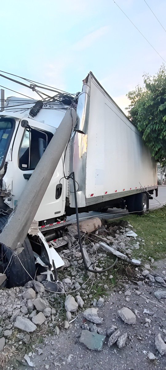#TráficoSV 🚨Reportan un camión accidentado frente al centro comercial Las Cascadas, en sentido de San Salvador a Santa Tecla.