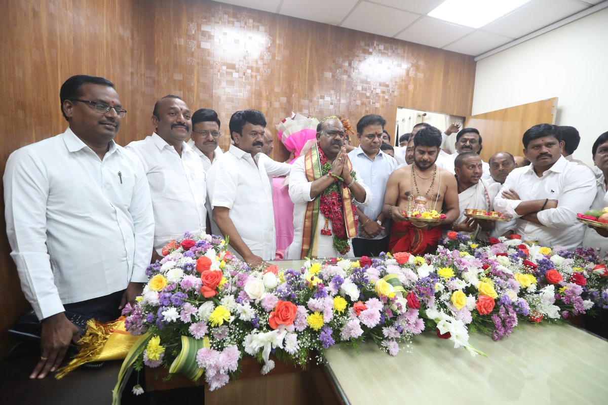 BRS Party (@brsparty) on Twitter photo బీఆర్ఎస్ నాయకులు, ఎమ్మెల్సీ మధుసూదనాచారి శాసనమండలిలో ప్రతిపక్ష నేతగా బాధ్యతలు స్వీకరించారు. ఈ సందర్భంగా మధుసూదనాచారి గారికి బీఆర్ఎస్ వర్కింగ్ ప్రెసిడెంట్ <a href="/KTRBRS/">KTR</a> గారు పుష్పగుచ్ఛం అందించి శుభాకాంక్షలు తెలిపారు. వీరితో పాటు పలువురు ఎమ్మెల్సీలు, ఎమ్మెల్యేలు మధుసూద బీఆర్ఎస్ నాయకులు, ఎమ్మెల్సీ మధుసూదనాచారి శాసనమండలిలో ప్రతిపక్ష నేతగా బాధ్యతలు స్వీకరించారు. ఈ సందర్భంగా మధుసూదనాచారి గారికి బీఆర్ఎస్ వర్కింగ్ ప్రెసిడెంట్ <a href="/KTRBRS/">KTR</a> గారు పుష్పగుచ్ఛం అందించి శుభాకాంక్షలు తెలిపారు. వీరితో పాటు పలువురు ఎమ్మెల్సీలు, ఎమ్మెల్యేలు మధుసూద