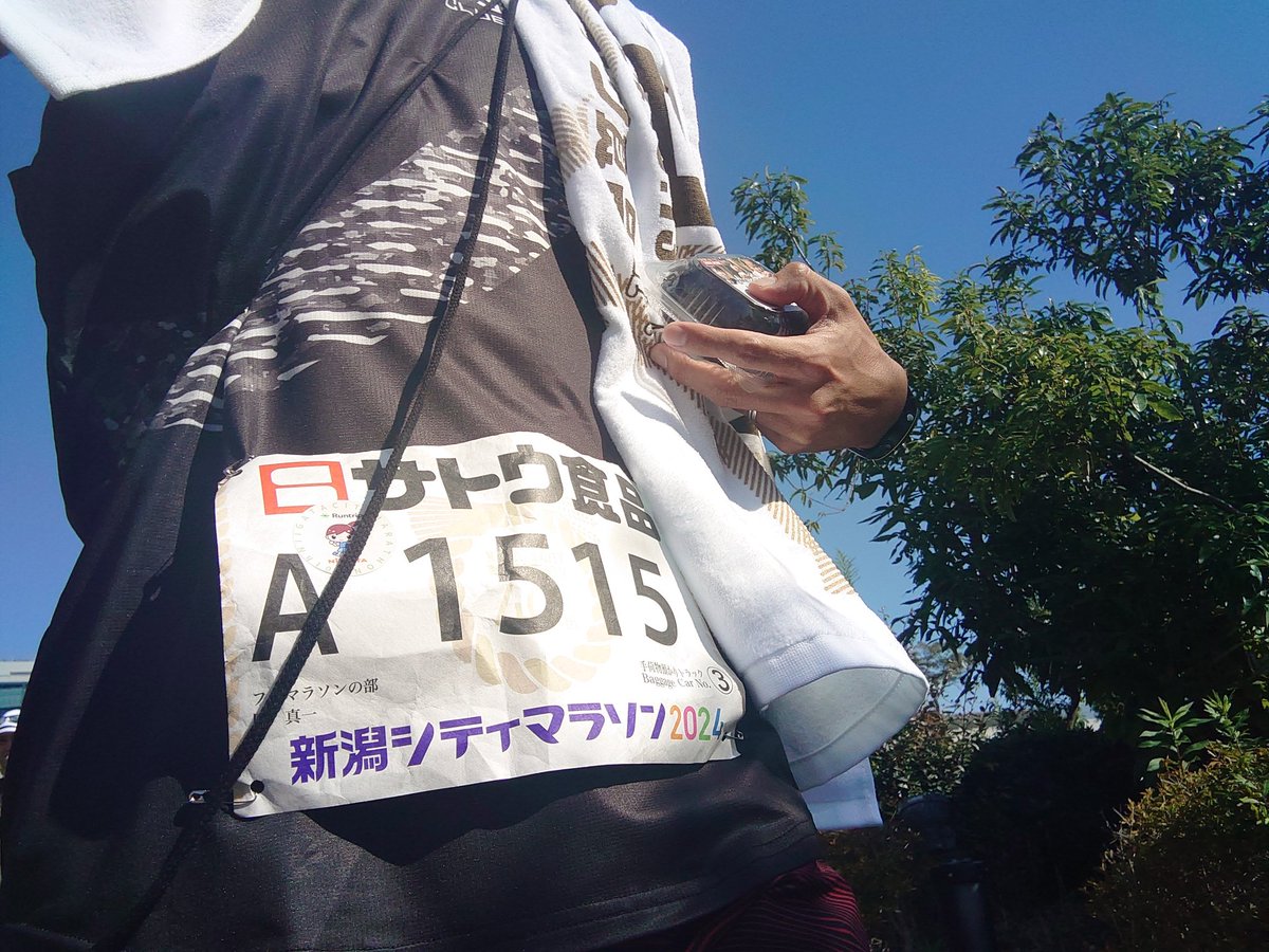 Lei8125's tweet photo. 新潟シティマラソンにて初フル🔰
台湾サンダルで無事完走‼️

ペースを意識しつつ攻め
最後7kmは撃沈😱
走った事のない道の距離はエグい😝

でもサブスリー決めれてよかった✨
昼休みラン&amp;筋トレは裏切らないね💪

#garmin #running #筋トレ #マイプロテイン #VITAS #台湾サンダル #新潟シティマラソン https://t.co/dNbXFPfAxB