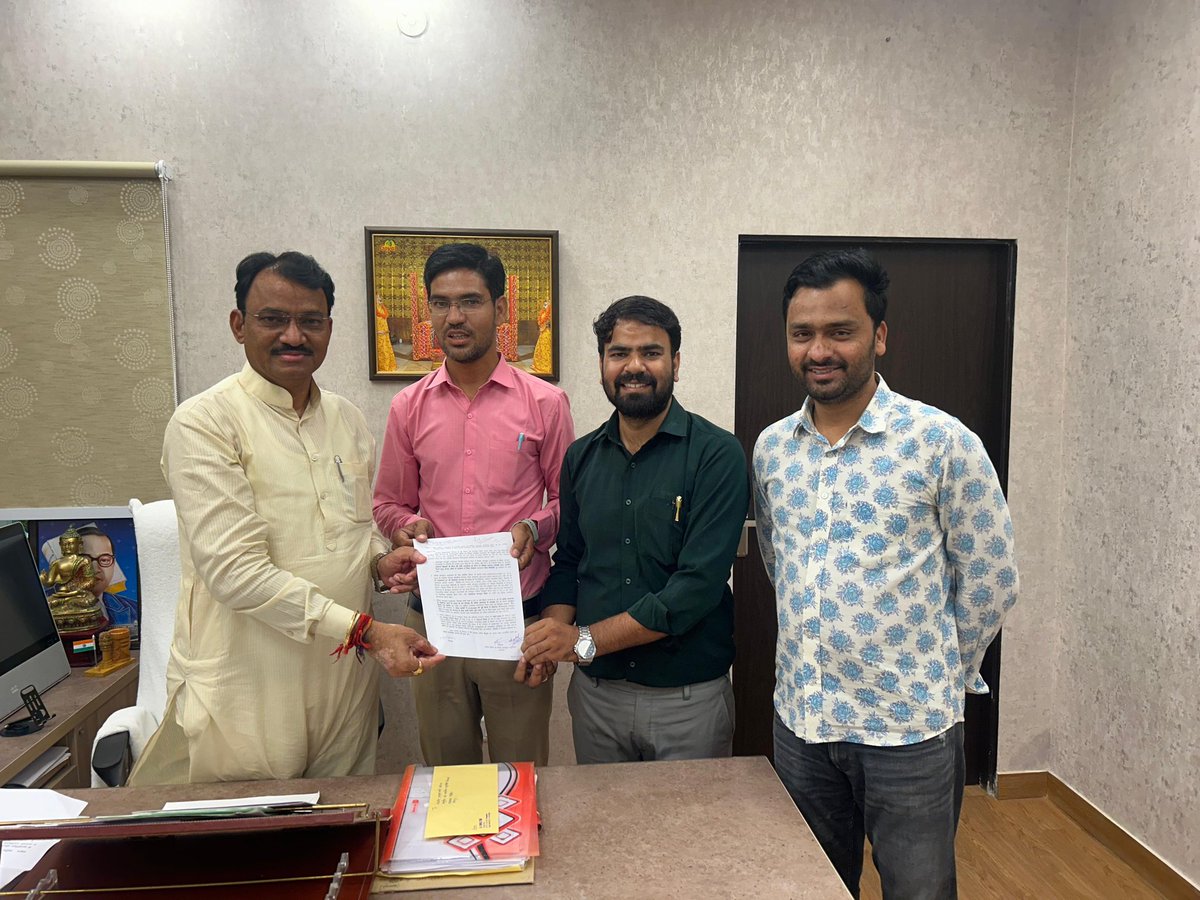 उप-मुख्यमंत्री <a href="/DrPremBairwa/">Dr Prem Chand Bairwa</a> तक पहुंची #कंप्यूटर_अनुदेशक की #केडर_विसंगति को दूर करने की मांग।
<a href="/vinodmittal9/">VINOD MITTAL</a>