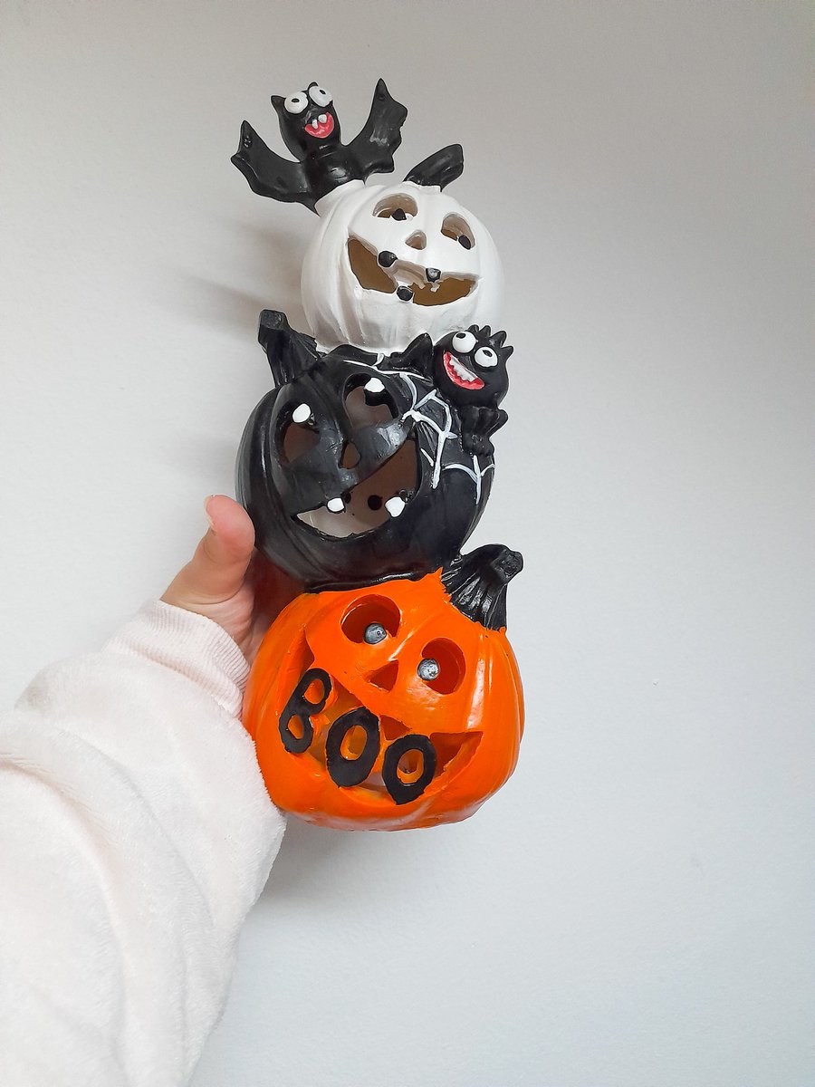 snowgirlsw's tweet photo. Halloween is 17 days away. It's time to start getting in that mystical mood🎃👻 https://t.co/ghx3AiREgA