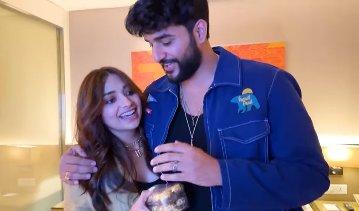 manssthetic's tweet image. They were *just friends* still we shipped. Worst ship ever tho🤏🏻

#Abhiya