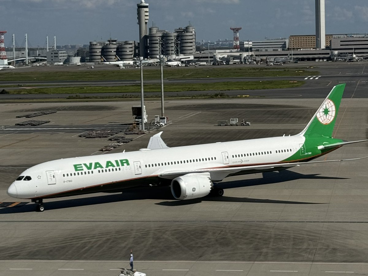 今日は家族と羽田空港で遊びました😊
いろんな飛行機が見れて楽しかったです♪♪